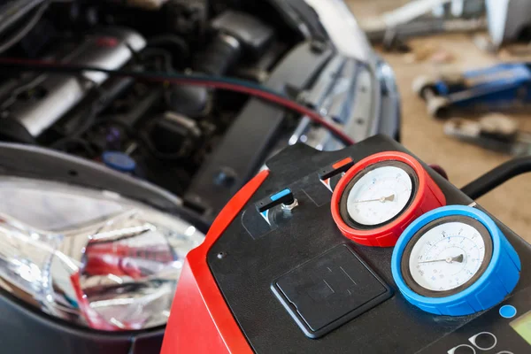 Repostaje de acondicionador de coche en taller de reparación de automóviles —  Fotos de Stock