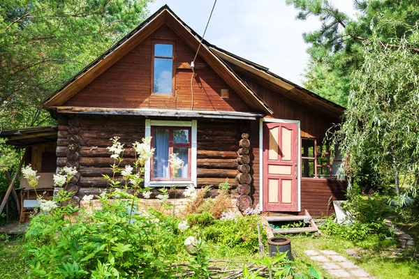 Vista frontale della casa di tronchi nel villaggio russo — Foto Stock