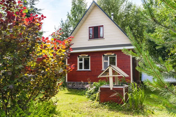 Einfaches Ferienhaus und Brunnen auf Hinterhof im Dorf — Stockfoto