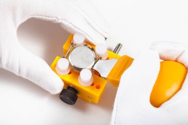 watch sarı açacağı tarafından arka kapağını çıkarma