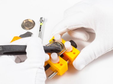 Kuvars saatteki pilin cımbız tarafından tespit