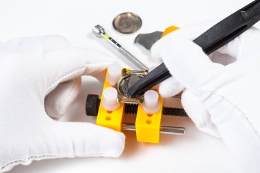 cımbız tarafından quartz kol saati pil sabitleme