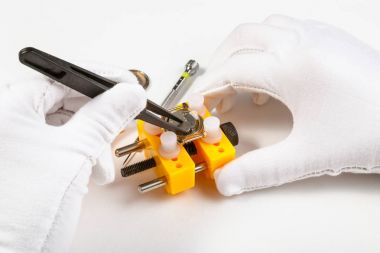 cımbız tarafından quartz kol saati içinde pil değiştirme