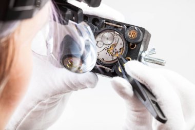 başa takılan Büyüteç saatçi izle onarır