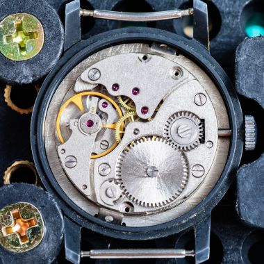 eski saati onarmak için plastik tutucu içinde sabit