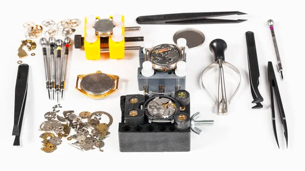 Beyaz arka plan üzerinde araçları tamir izle