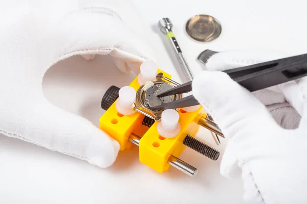 Replacing a battery in quartz watch by tweezers — Stock Photo, Image