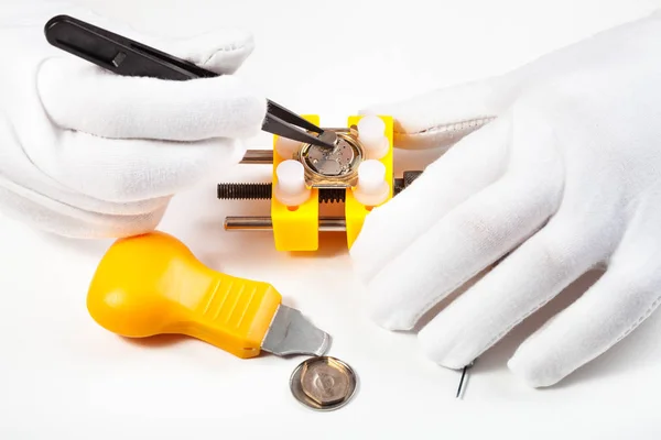 Removing battery from quartz watch — Stock Photo, Image