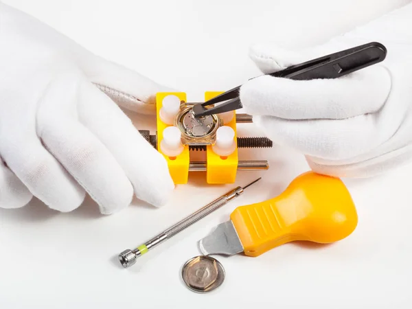 Batterij verwijderen uit kwarts horloge — Stockfoto