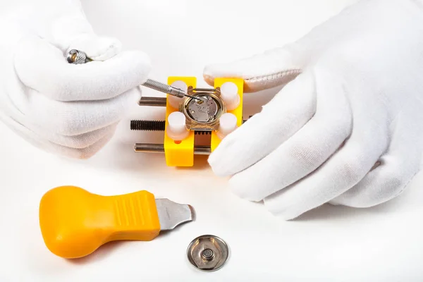 Cleaning battery place in quartz wristwatch — Stock Photo, Image