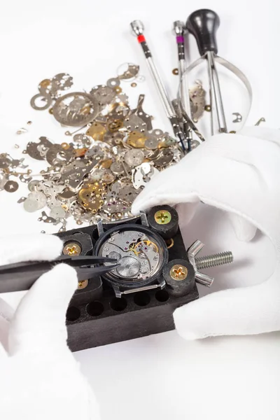 Reparatur der mechanischen Uhr mit Ersatzteilen — Stockfoto