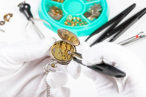 ピンセットで真鍮の懐中時計の調整 — ストック写真