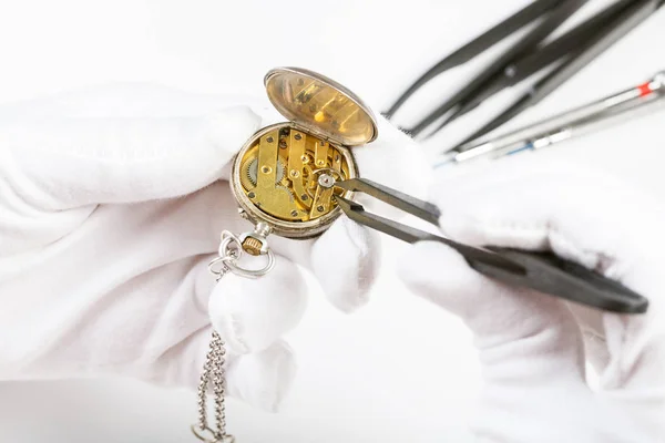 Réglage de la vieille montre de poche par pince à épiler — Photo