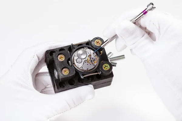 Reparación de reloj de pulsera mecánico con destornillador — Foto de Stock