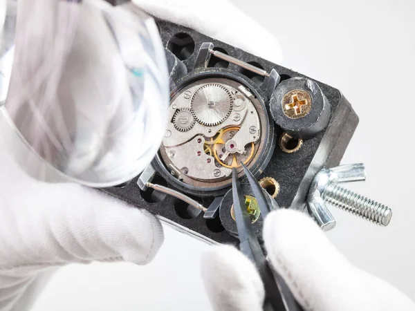 Watchmaker in magnifier repairs wristwatch — Stock Photo, Image