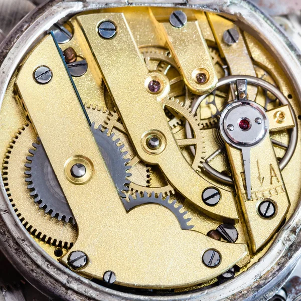 Orologio in ottone del vecchio orologio da tasca meccanico — Foto Stock