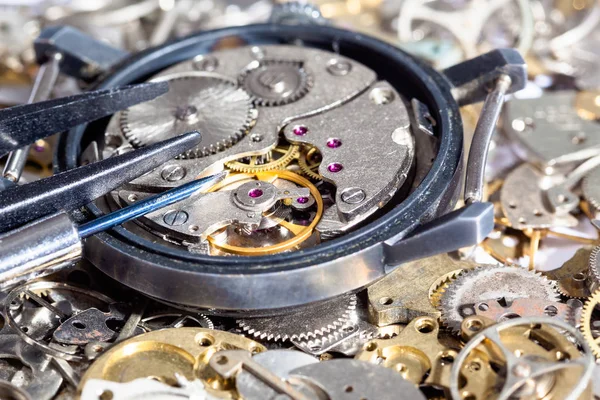 Outils sur montre ouverte sur pièces de rechange horloge — Photo