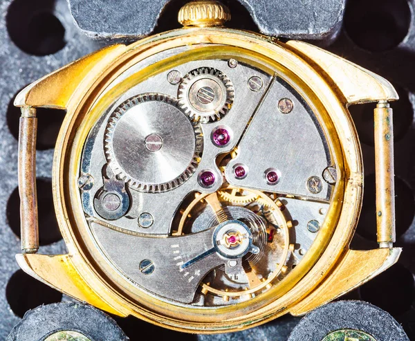 Relógio aberto em caixa de ouro fixado em suporte de plástico — Fotografia de Stock