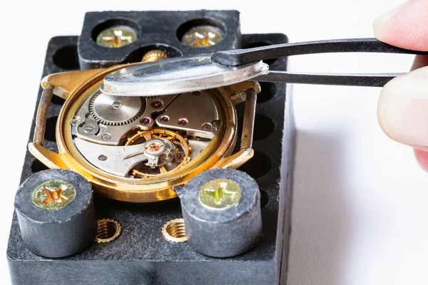 Abrir la tapa trasera del viejo reloj de pulsera de oro — Foto de Stock
