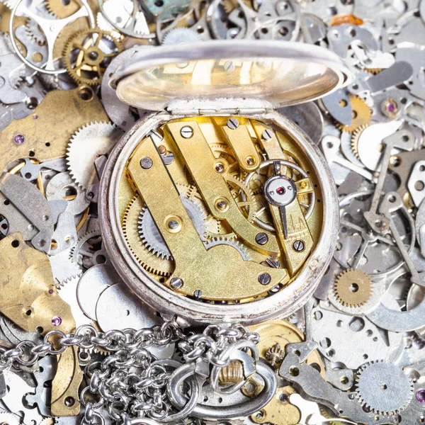 Yedek parça yığın üzerinde açık retro cep saati — Stok fotoğraf