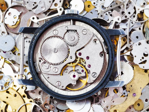 Otwórz używany zegarek mechaniczny na sterty części zamiennych — Zdjęcie stockowe