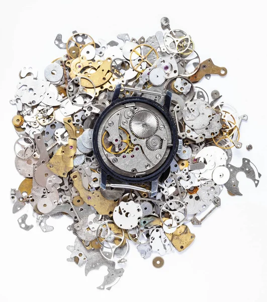 Vista superior del reloj mecánico en un montón de piezas de repuesto — Foto de Stock
