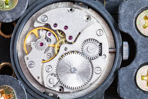 Viejo reloj de pulsera fijado en soporte de plástico para el servicio — Foto de Stock