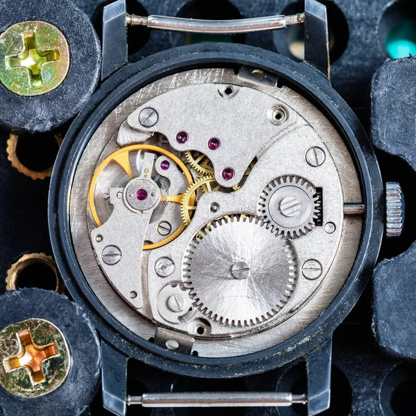 eski saati onarmak için plastik tutucu içinde sabit