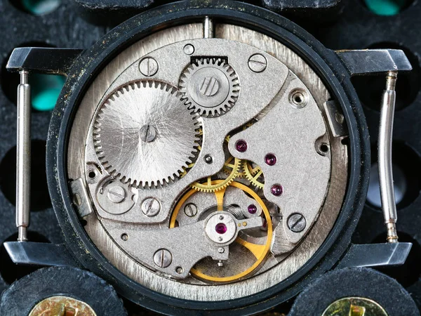 Reloj de pulsera fijo en soporte de plástico para servicio — Foto de Stock