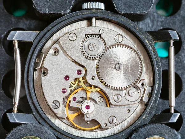Gebrauchte Uhr zur Reparatur in Kunststoffhalterung fixiert — Stockfoto