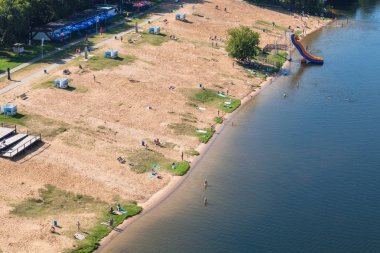 Moskova Nehri pitoresk koyda kum plaj