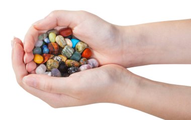 birçok çeşitli değerli taşlar izole avuç