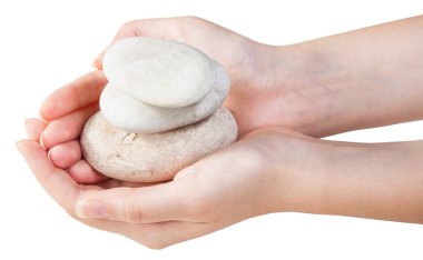 Piramit plaj çakıl avuç içinde gelen yan görünüm