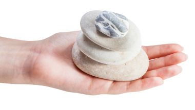 üstünde palmiye piramit plaj çakıl üzerinden yan görünüm