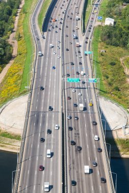 Moskova (Moskova) Nehri üzerinde köprü görünümünü yukarıda