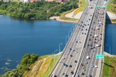Moskova Nehri üzerinde köprü üzerinde araba trafik