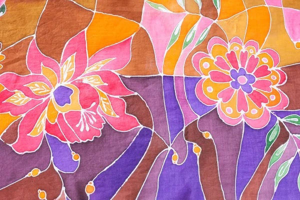 Покрашенный вручную цветочный орнамент на шелковом шарфе батик — стоковое фото