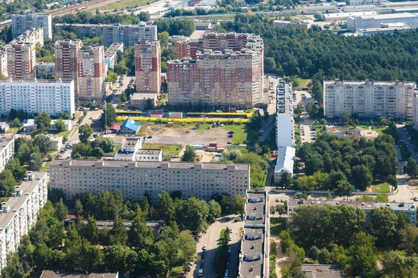 在 Dedovsk 小镇住宅小区视图上方 — 图库照片