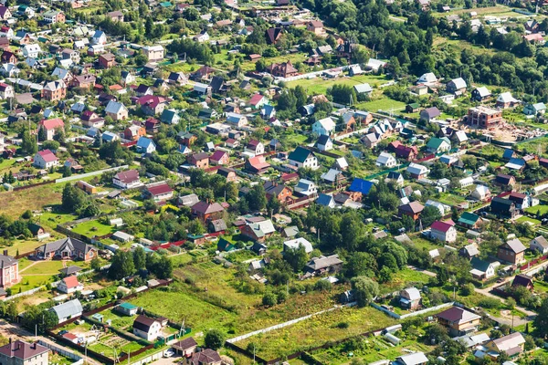 Vista por encima de muchas cabañas en el pueblo suburbio — Foto de Stock