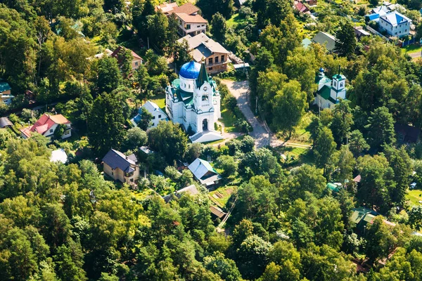 Troitsky Köyü yeni taş kilisede görünümünü yukarıda