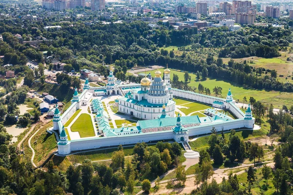 Uitzicht op Istra stad en nieuwe Jeruzalem klooster — Stockfoto