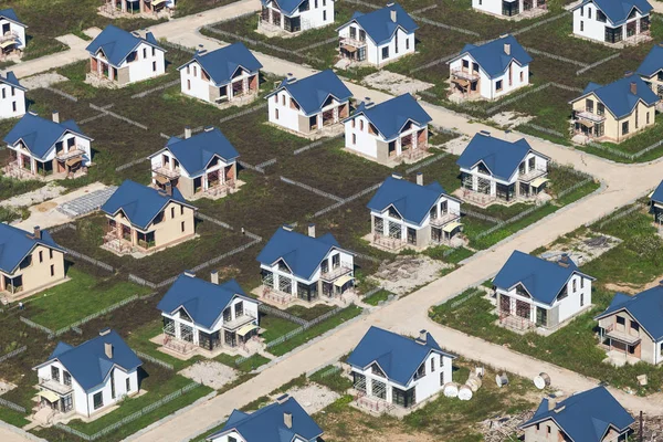 Acima vista de novas casas com gramado — Fotografia de Stock