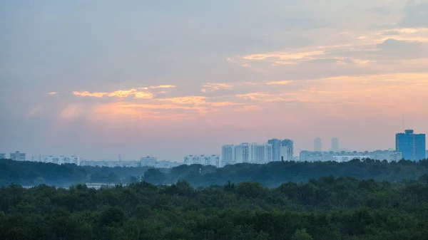 Rayos de sol rosados en el cielo del amanecer sobre la ciudad de Moscú —  Fotos de Stock