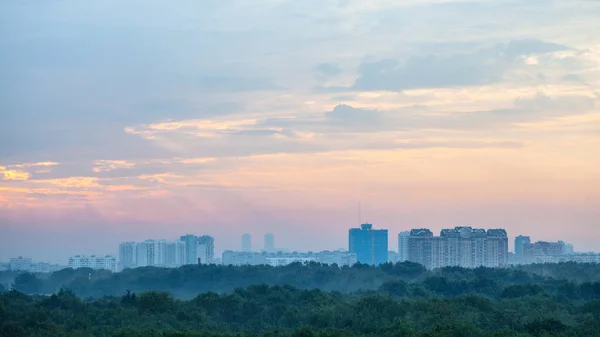 Soluppgång himlen över Timiryazevskiy-parken i Moskva — Stockfoto