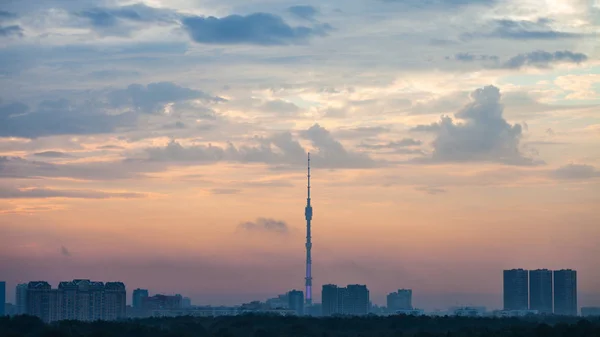 Blaue und rosa Morgendämmerung über der Stadt Moskau — Stockfoto