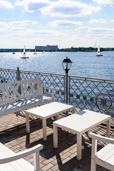 Пустые столы на набережной канала — стоковое фото