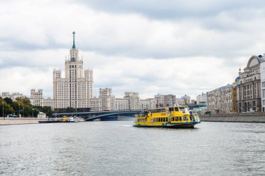 gemi Moskova Nehri ve yüksek katlı bina