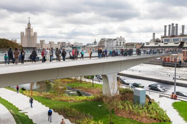 insanlar köprü Zaryadye park yüzen üzerinde