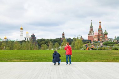 Zaryadye Park Amfi Tiyatro sahne alanı'nda aile