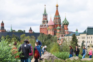 Zaryadye park ve Kremlin tepe üzerinde ziyaretçi